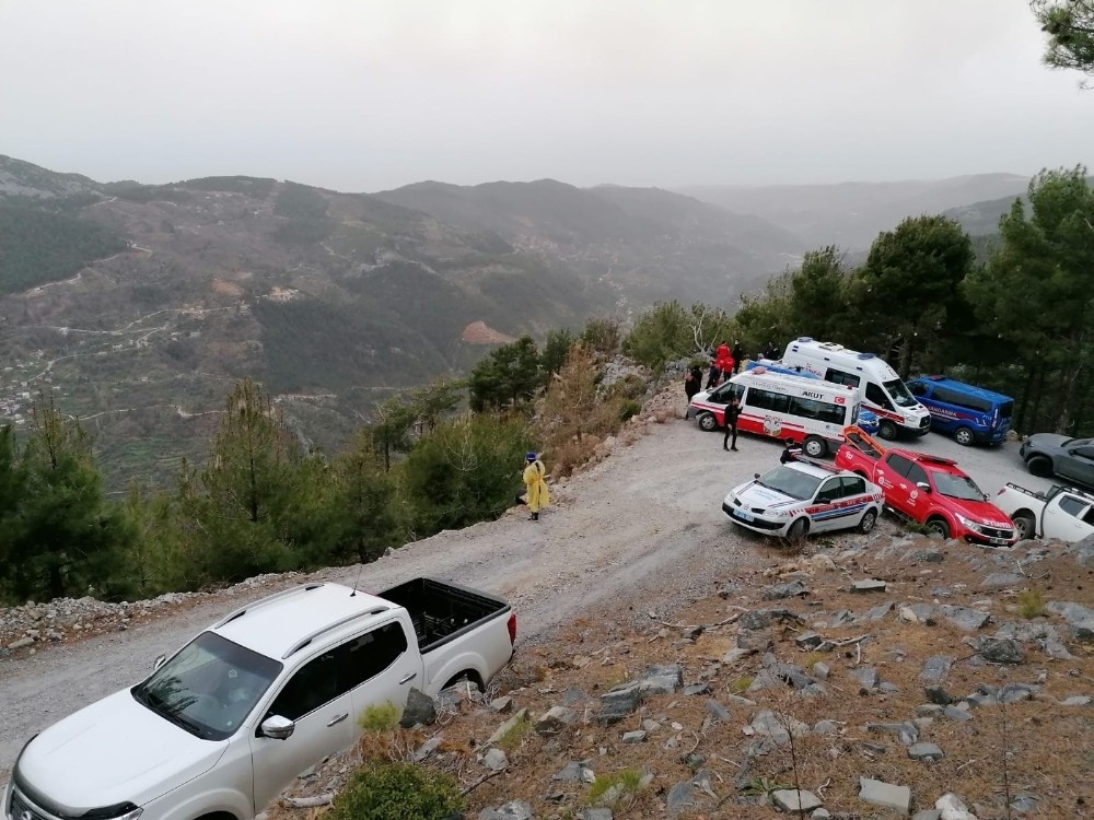 (Düzeltme) Alanya’da otomobil uçuruma yuvarlandı: 1 ölü, 1 ağır yaralı 