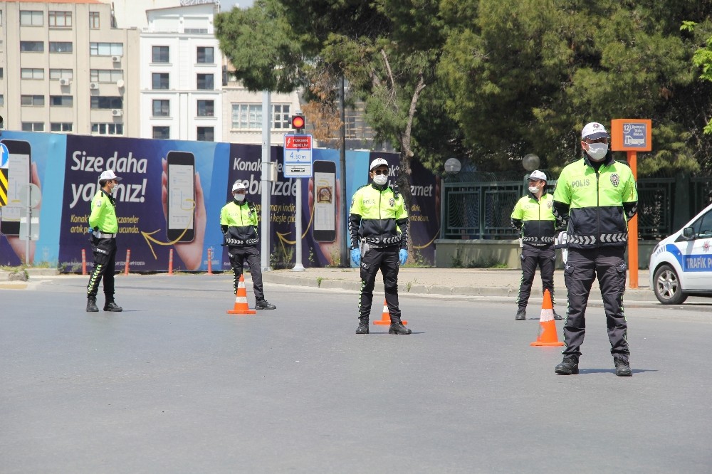 DÜZELTME: İzmir’de sokağa çıkma kısıtlamalarına uymayan bin 467 kişiye 2 milyon 918 bin lira ceza kesildi 