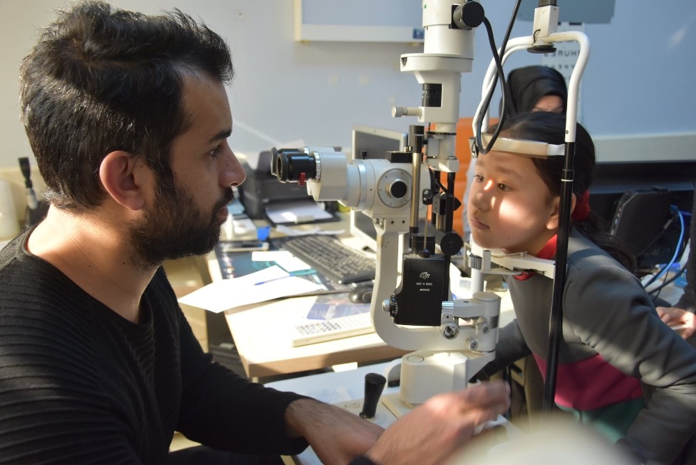 Düzensiz göçmen çocukları göz sağlığı taramasından geçirildi 