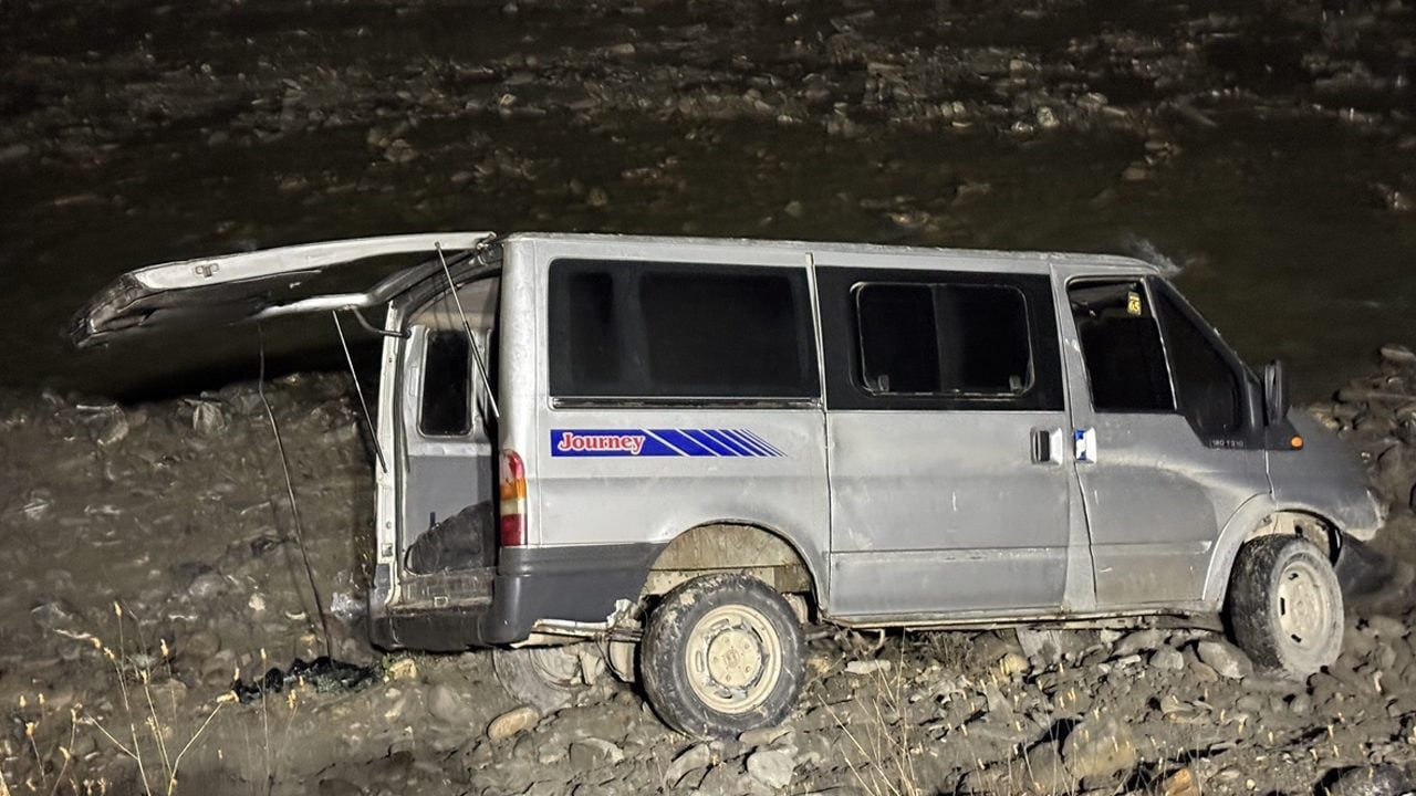  Düzensiz göçmen taşıyan minibüs şarampole devrildi