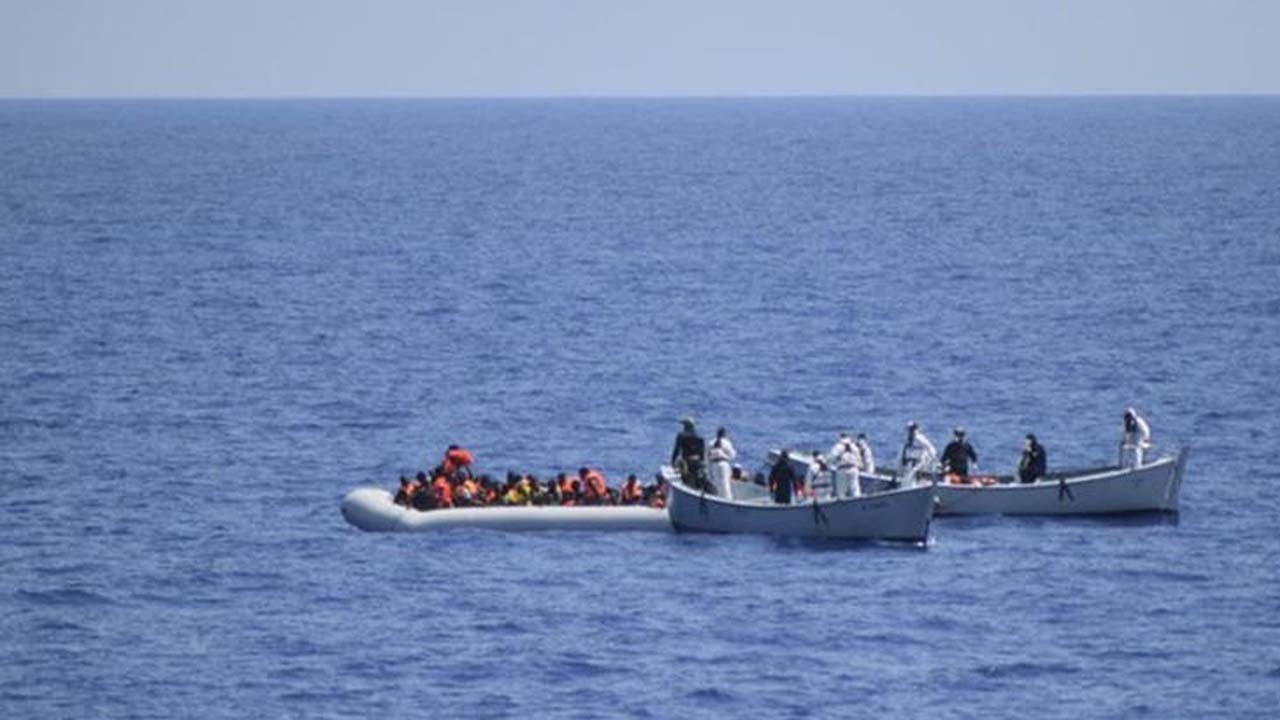 Düzensiz göçmen taşıyan tekne battı! Ölüler var