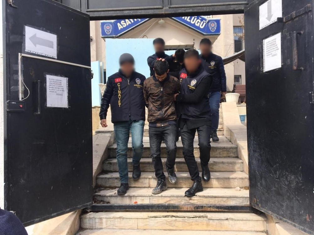Düzensiz göçmeni gasp eden 2 kişi tutuklandı 