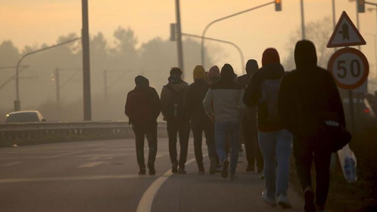 Düzensiz göçmenlere polis geçit vermedi