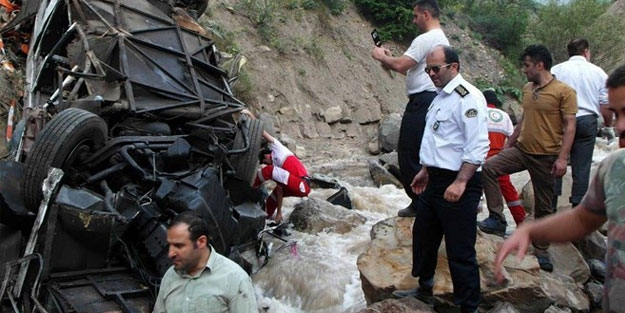 Göçmenleri taşıyan araç kaza yaptı! Ölü ve yaralılar var