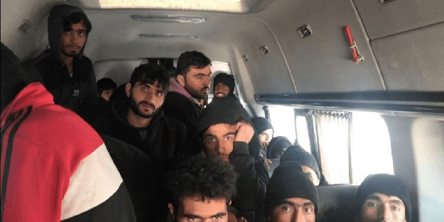 Düzensiz göçmenlerin balık istifi yolculuğu