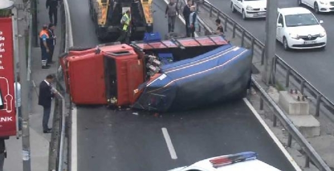 E-5'te kamyonet devrildi, trafik kilit