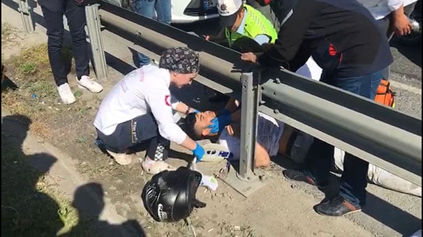 E-5 Karayolunda hareket halinde kendisini sıkıştıran araca tekme atayım derken kaza yaptı