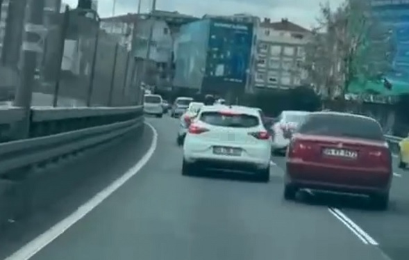 E-5 Karayolu’nda korku dolu anlar! Maganda kovaladığı sürücünün önünü kesti