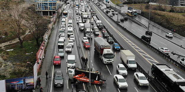 E-5 kilitlendi! Bölgeye ekipler sevk edildi