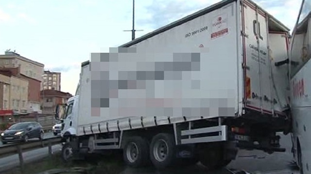 E-5 Karayolu'nda trafiği kilitleyen kaza