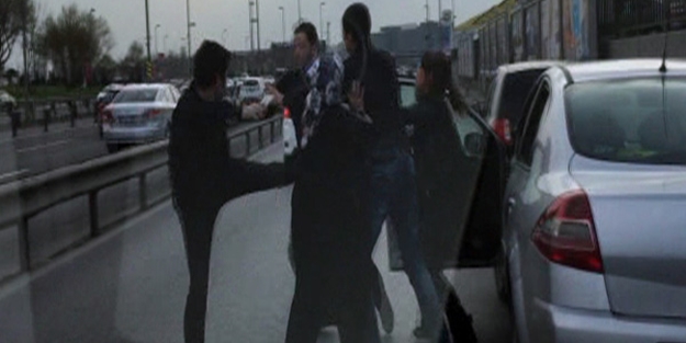 E-5’te ‘aile boyu’ yol kavgası!../VİDEO