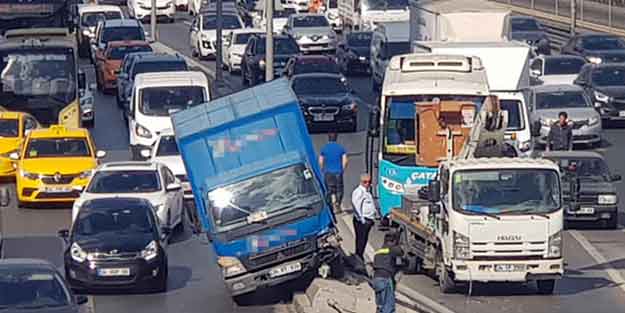 E-5'te feci kaza! Trafik durdu
