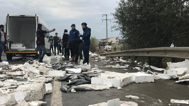 E-5’te ilginç dakikalar! Arabalarla taşıdılar...