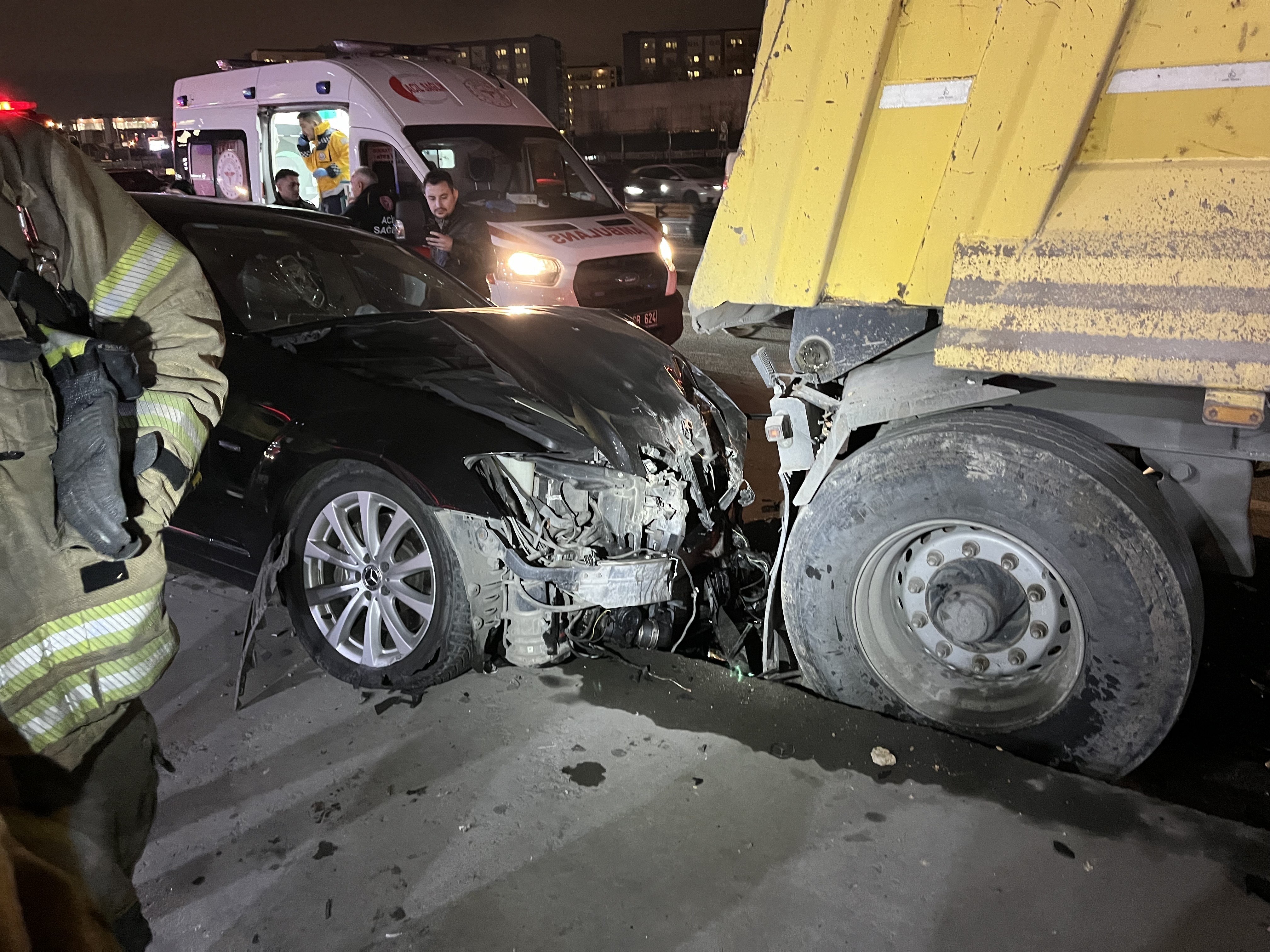 E-5'te otomobil polise çarptı!