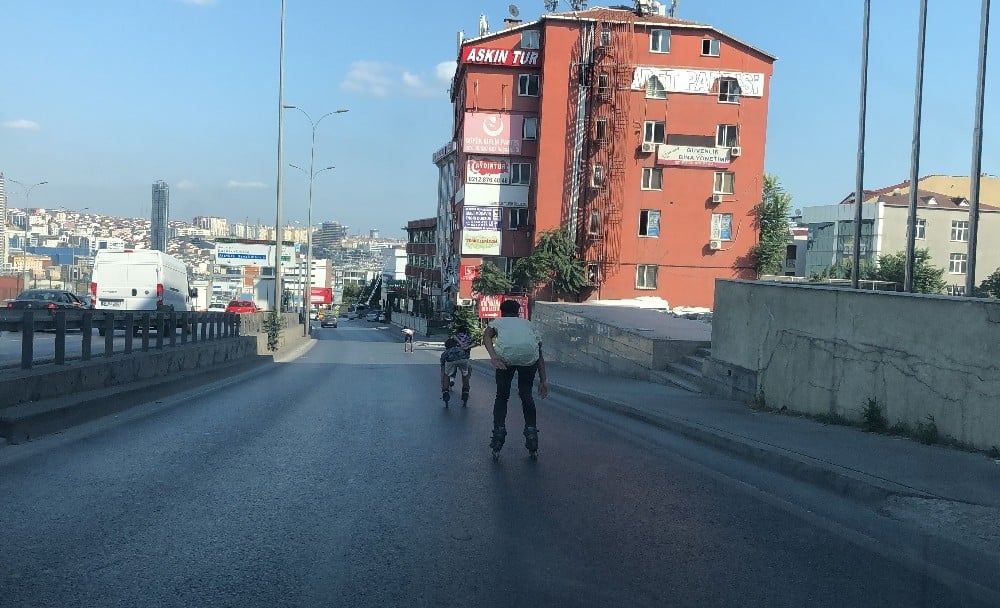 E-5’te patenli gençler yürekleri ağza getirdi 