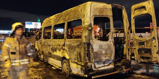E-5’te seyir halindeki servis minibüsü alev topuna döndü