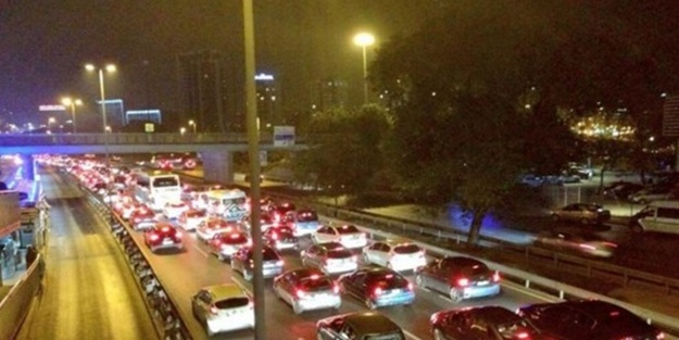 E-5'te yol çöktü!