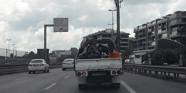 E-5’te yürekler ağza geldi! Çocuklar bakın ne yaptı