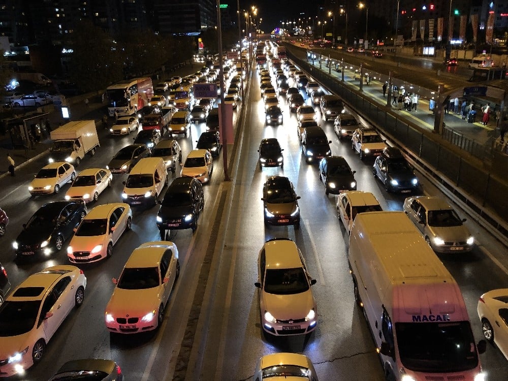 E-5’te zincirleme kaza: Trafik kilitlendi 