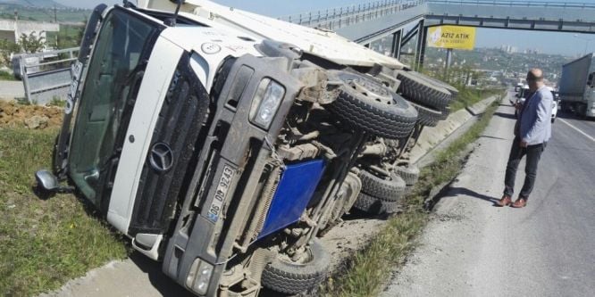 Samsun’da kamyon devrildi: 1 yaralı