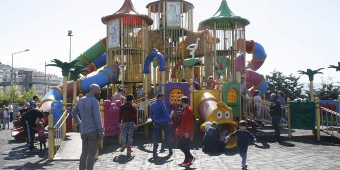 Güneşli havayı görenler sahile koştu