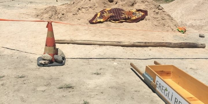 Kum yığınının altında kalan çocuk can verdi