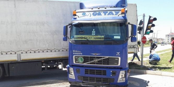 Lastiği patlayan TIR yolu trafiğe kapattı