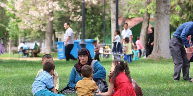 Sıcak havayı fırsat bilen Gaziantepliler parklara koştu