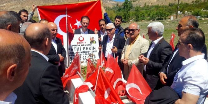 Boks camiası şehit Fethi Sekin’i mezarı başında andı