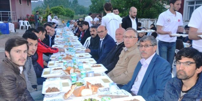Altınova’da mahalle iftarları başladı