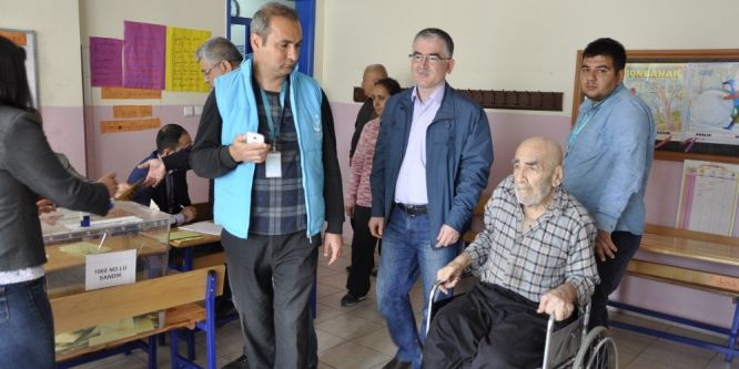 Hasta ve yaşlılar ekiplerin yardımıyla sandığa gitti