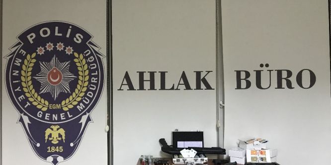 Antalya’da kumar oynatılan dernekte silahlar bulundu