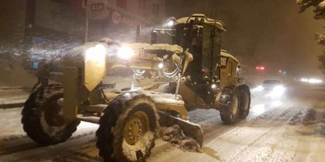 Kilis’te, karla mücadele sabaha kadar sürdü