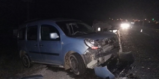 Niğde’de iki otomobil kafa kafaya çarpıştı: 4 yaralı