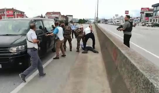 CHP’nin yürüyüşüne saldırı hazırlığındaki DEAŞ’lının yakalanma anı kameraya yansıdı