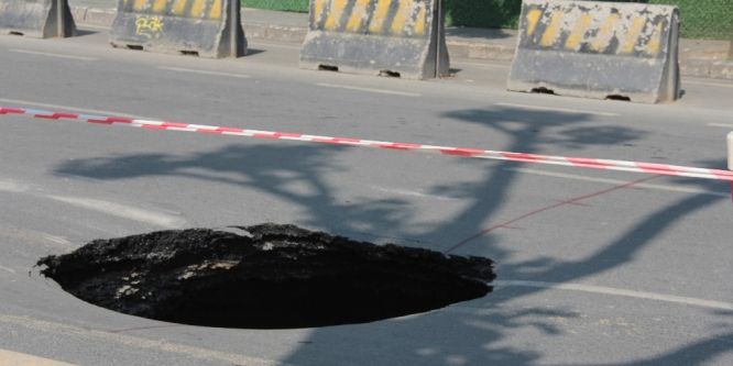 Beşiktaş’ta metro çalışması nedeniyle yol çöktü