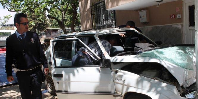 Misafirliğe gittiği evin bahçesine otomobille daldı: 4 yaralı