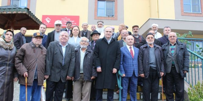 Bakan Faruk Özlü, huzurevi sakinleri ile kahvaltı yaptı