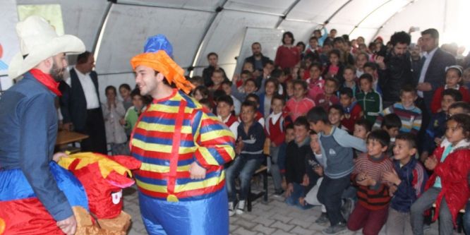 Depremzede öğrenciler tiyatro ve eğlence ile moral buldu