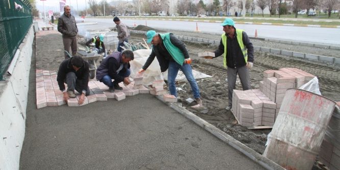 Kaldırım yenileme çalışmaları devam ediyor