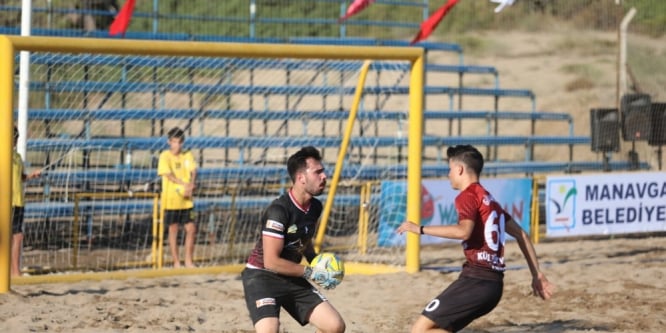 Manavgat’ta plaj futbolu heyecanı başladı