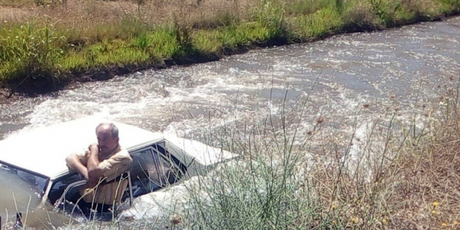 Sulama kanalına uçan araçta kurtarılmayı bekledi