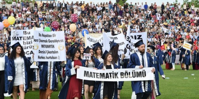 Uşak Üniversitesi mezunlarını törenle uğurladı