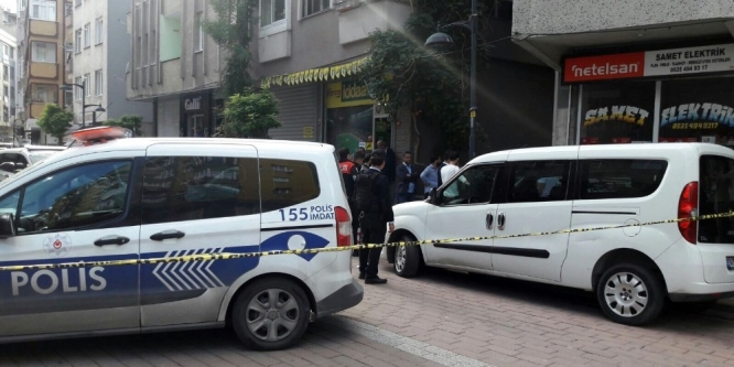 Zeytinburnu’nda, yakalama kararı bulunan şahıs polisi alarma geçirdi