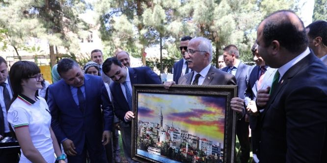 Çiftçi ve Vali Tuna öğrencileri ağırladı