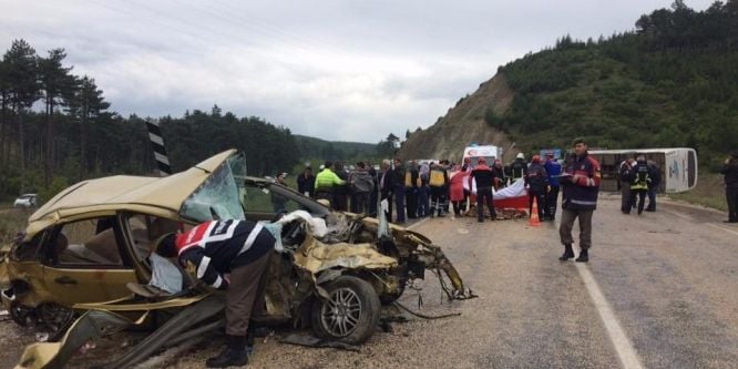 Bursa’da midibüs ile otomobil çarpıştı: 3 ölü
