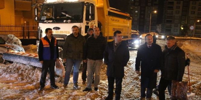Atakum’da karla mücadele ediliyor