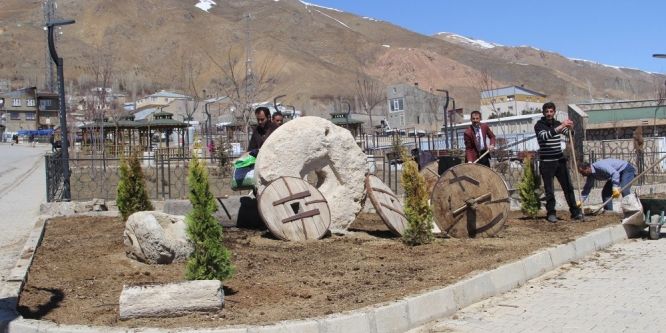 Başkale’de parklarda düzenleme çalışması