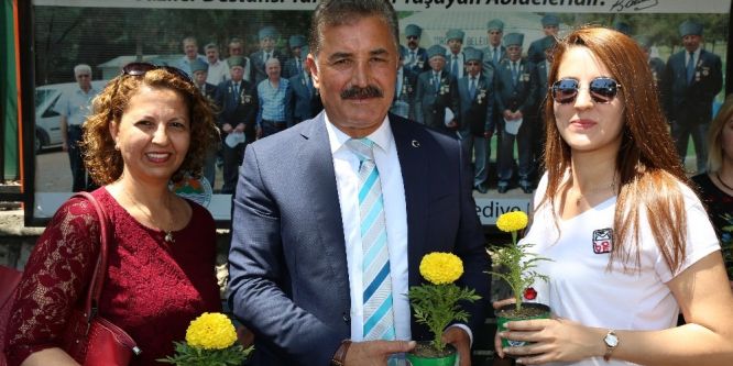 Başkan Tuna’dan annelere 60 bin çiçek