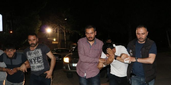 Çeşitli suçlardan aranan 2 kişi kıskıvrak yakalandı